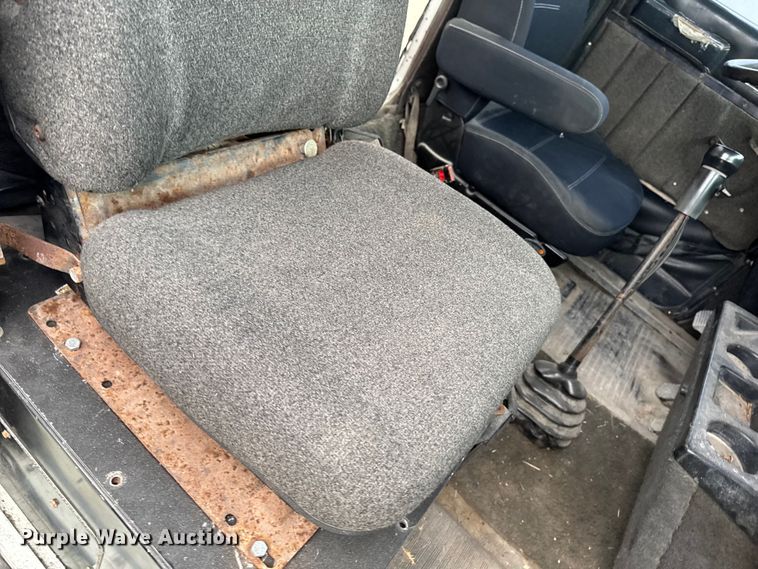 image for item EA2207 1992 International 9400 fertilizer delivery truck