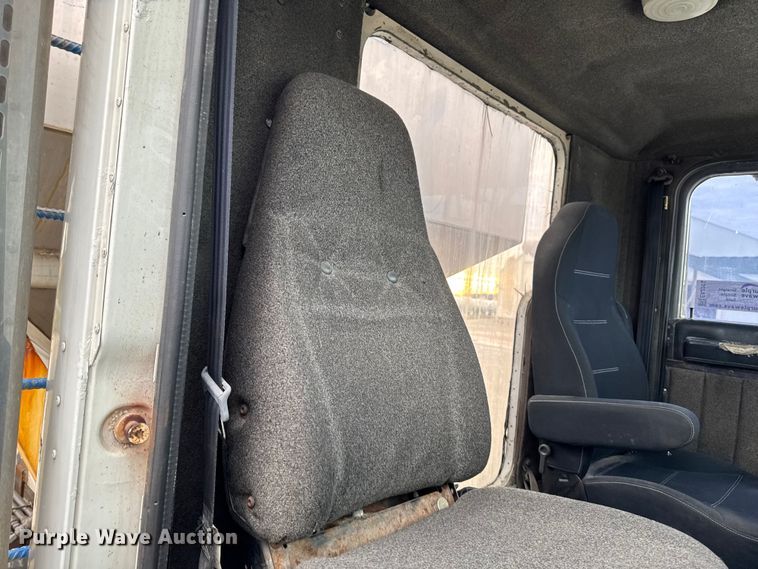 image for item EA2207 1992 International 9400 fertilizer delivery truck