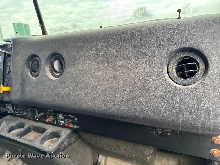 image for item EA2207 1992 International 9400 fertilizer delivery truck