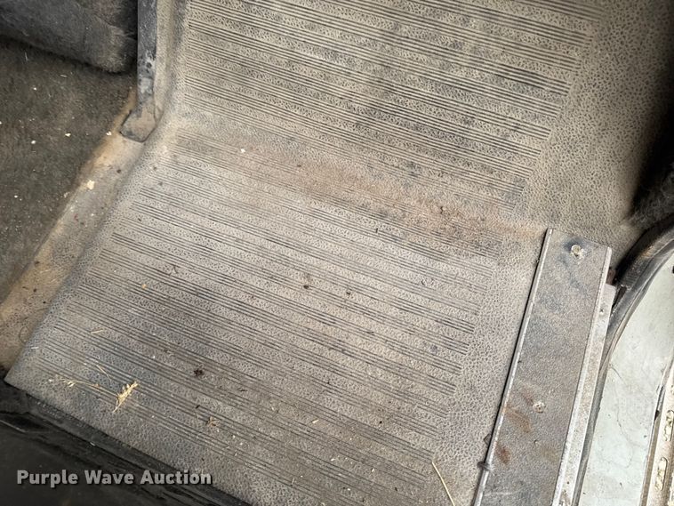 image for item EA2207 1992 International 9400 fertilizer delivery truck