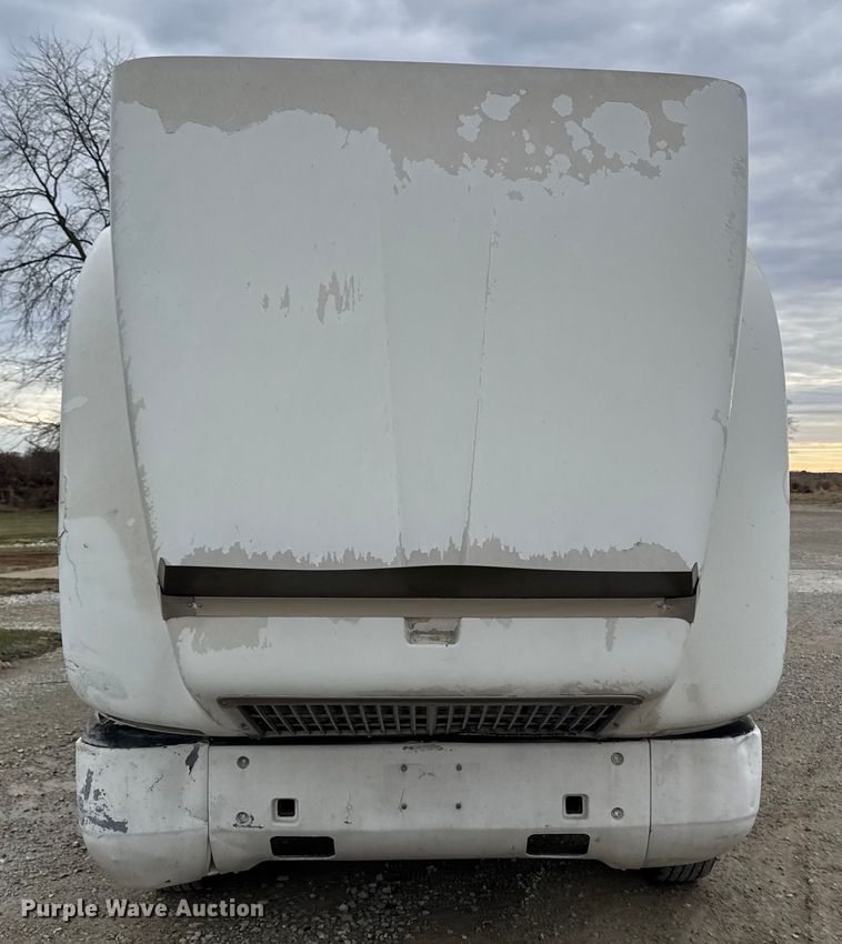 image for item EA2207 1992 International 9400 fertilizer delivery truck