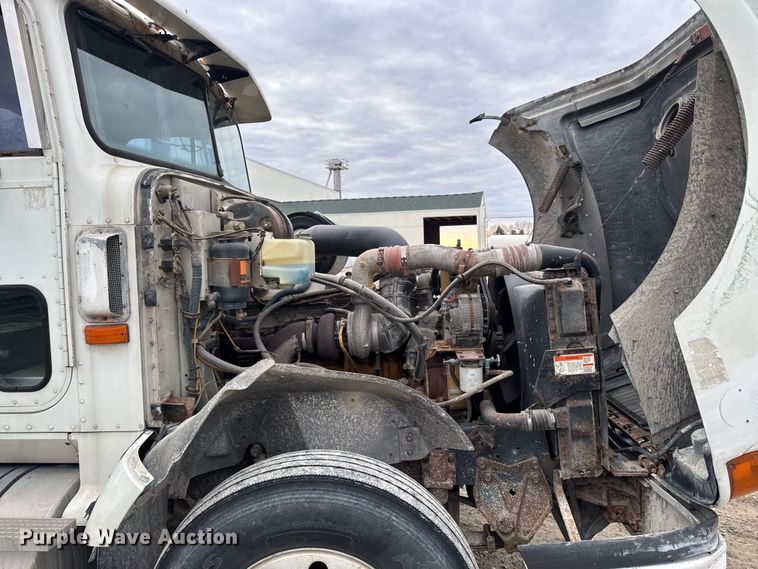 image for item EA2207 1992 International 9400 fertilizer delivery truck