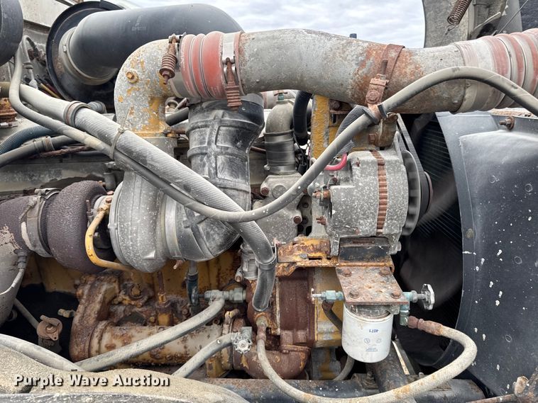 image for item EA2207 1992 International 9400 fertilizer delivery truck