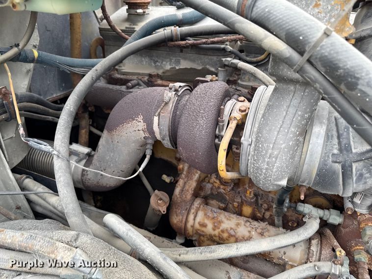 image for item EA2207 1992 International 9400 fertilizer delivery truck