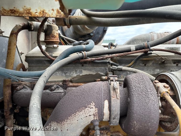 image for item EA2207 1992 International 9400 fertilizer delivery truck