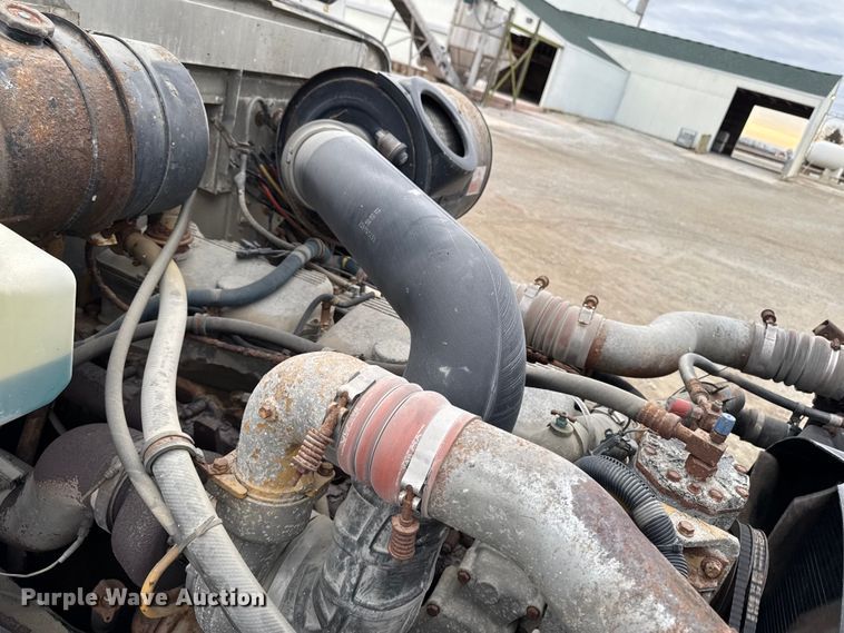 image for item EA2207 1992 International 9400 fertilizer delivery truck