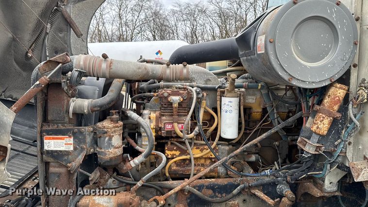 image for item EA2207 1992 International 9400 fertilizer delivery truck