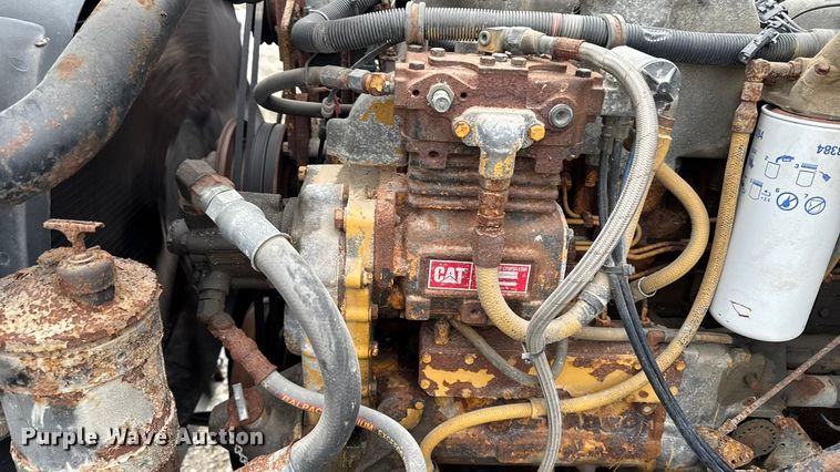 image for item EA2207 1992 International 9400 fertilizer delivery truck