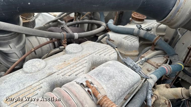 image for item EA2207 1992 International 9400 fertilizer delivery truck