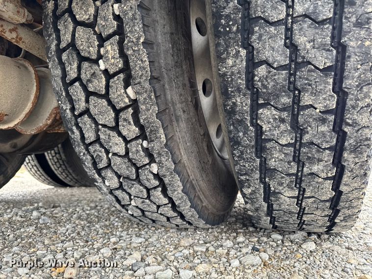 image for item EA2207 1992 International 9400 fertilizer delivery truck