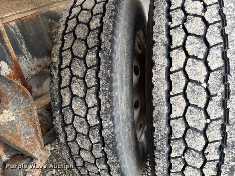 image for item EA2207 1992 International 9400 fertilizer delivery truck