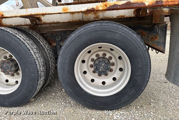 image for item EA2207 1992 International 9400 fertilizer delivery truck