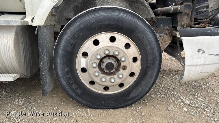 image for item EA2207 1992 International 9400 fertilizer delivery truck