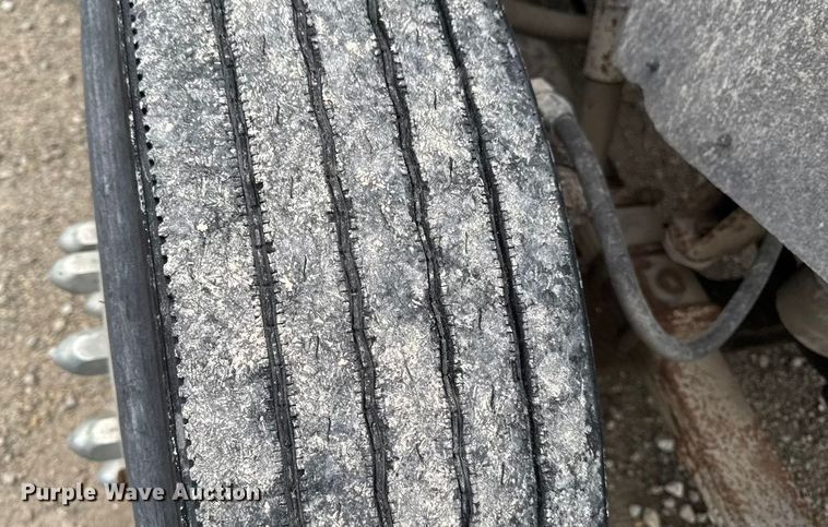 image for item EA2207 1992 International 9400 fertilizer delivery truck