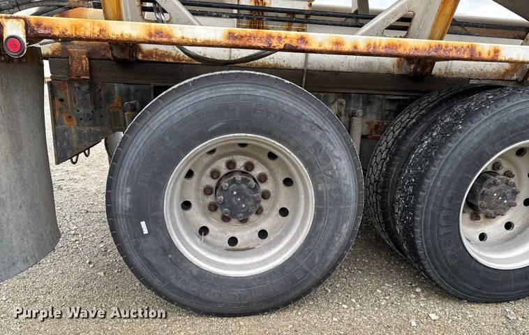 image for item EA2207 1992 International 9400 fertilizer delivery truck