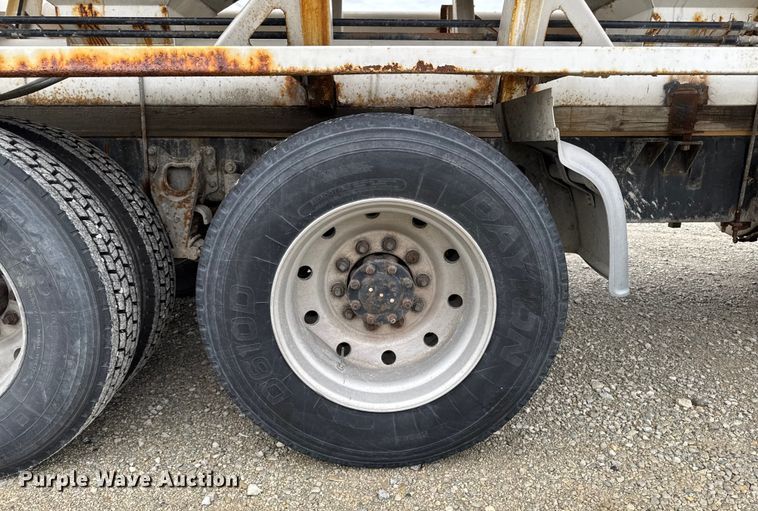 image for item EA2207 1992 International 9400 fertilizer delivery truck