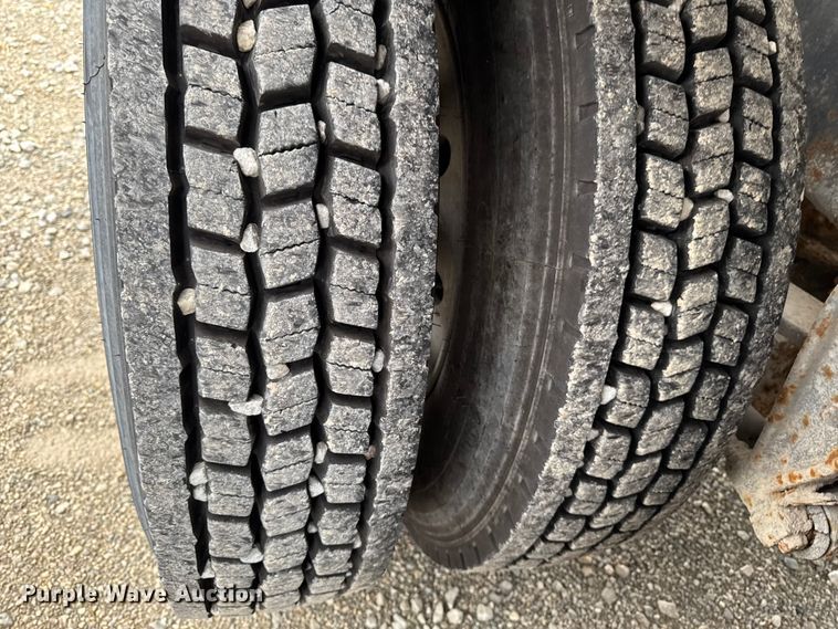 image for item EA2207 1992 International 9400 fertilizer delivery truck