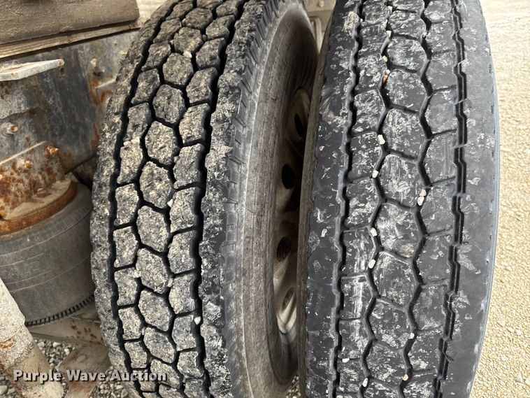 image for item EA2207 1992 International 9400 fertilizer delivery truck