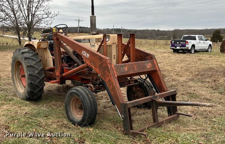 image for item ED2456 Case 830 Comfort King tractor