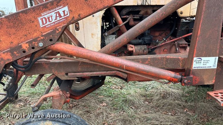 image for item ED2456 Case 830 Comfort King tractor