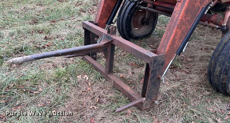 image for item ED2456 Case 830 Comfort King tractor