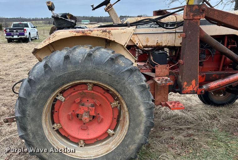 image for item ED2456 Case 830 Comfort King tractor