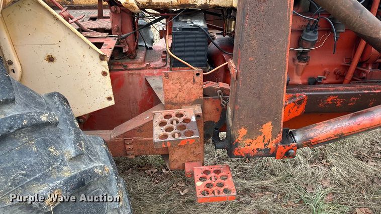 image for item ED2456 Case 830 Comfort King tractor