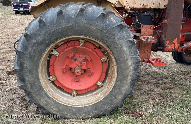 image for item ED2456 Case 830 Comfort King tractor