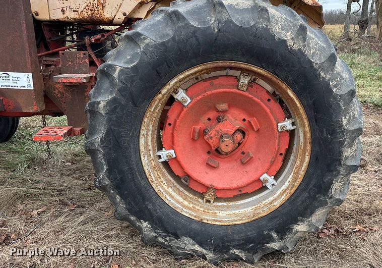 image for item ED2456 Case 830 Comfort King tractor