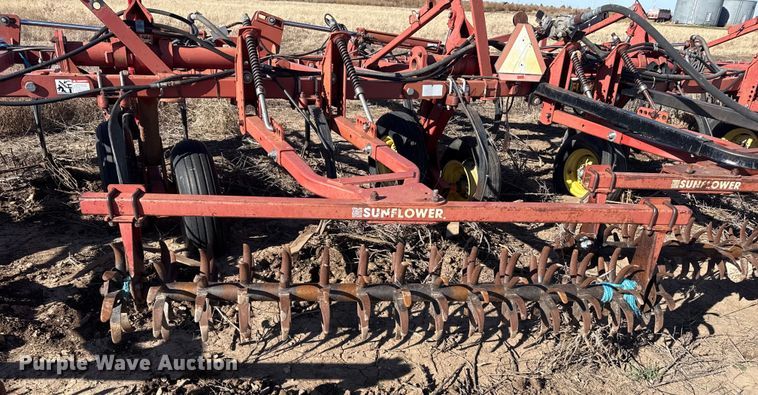 image for item EP2720 Sunflower 3050-35 field cultivator
