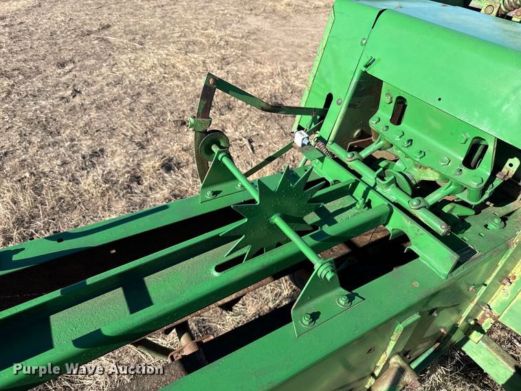 image for item EP2749 John Deere 336 small square baler