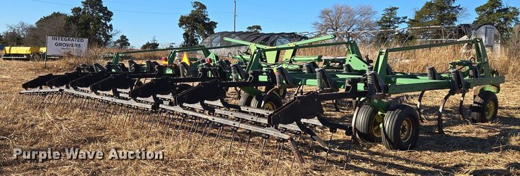 image for item ET1104 John Deere 2410 chisel