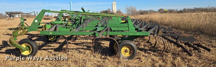 image for item ET1104 John Deere 2410 chisel