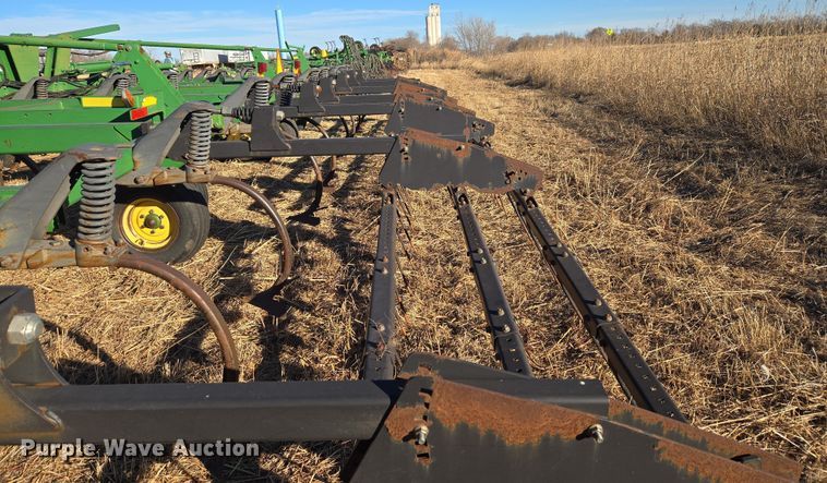 image for item ET1104 John Deere 2410 chisel