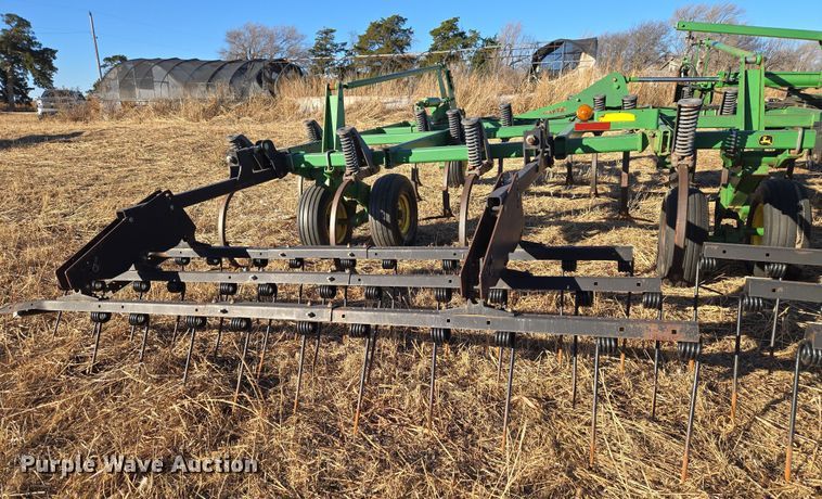 image for item ET1104 John Deere 2410 chisel