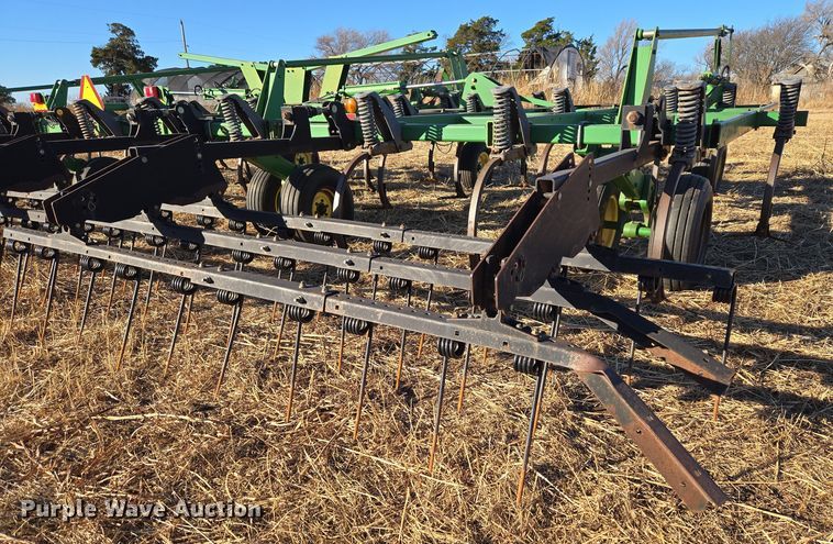 image for item ET1104 John Deere 2410 chisel