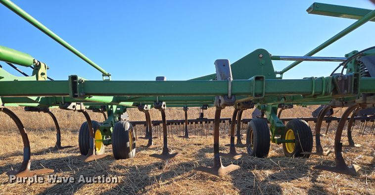 image for item ET1104 John Deere 2410 chisel