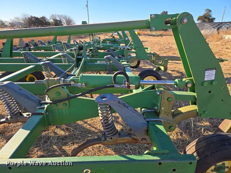 image for item ET1104 John Deere 2410 chisel