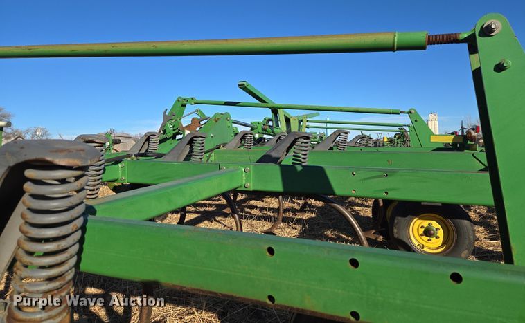 image for item ET1104 John Deere 2410 chisel