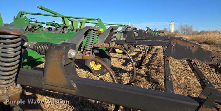 image for item ET1104 John Deere 2410 chisel