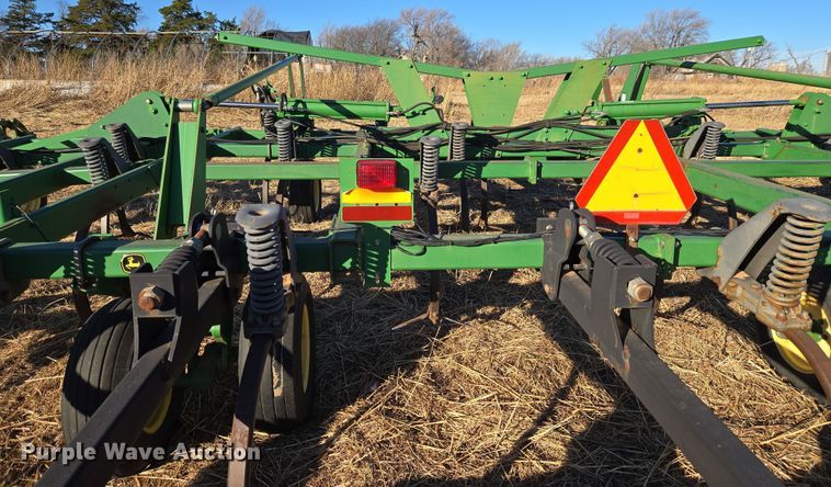 image for item ET1104 John Deere 2410 chisel