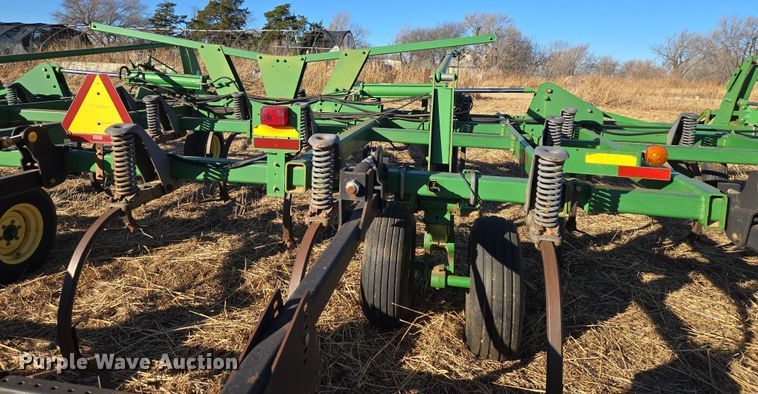 image for item ET1104 John Deere 2410 chisel