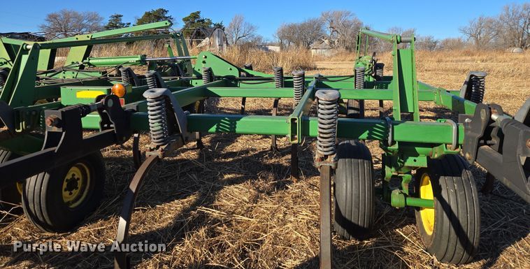 image for item ET1104 John Deere 2410 chisel