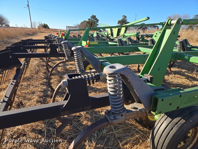 image for item ET1104 John Deere 2410 chisel