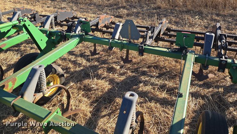 image for item ET1104 John Deere 2410 chisel