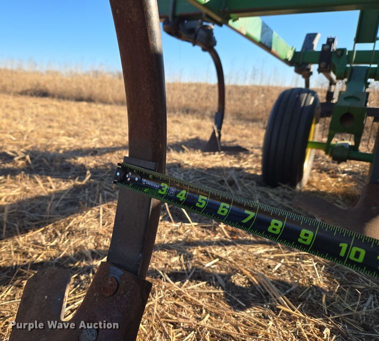 image for item ET1104 John Deere 2410 chisel