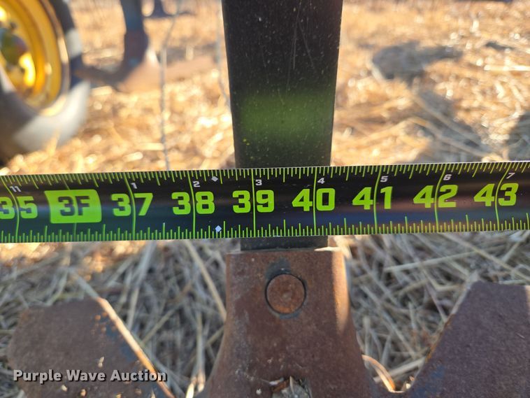 image for item ET1104 John Deere 2410 chisel