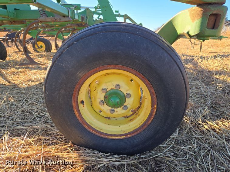 image for item ET1104 John Deere 2410 chisel