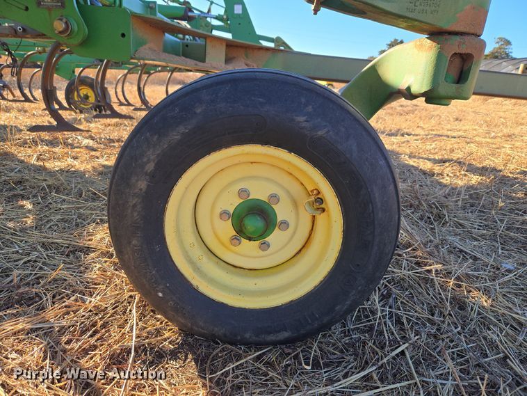 image for item ET1104 John Deere 2410 chisel