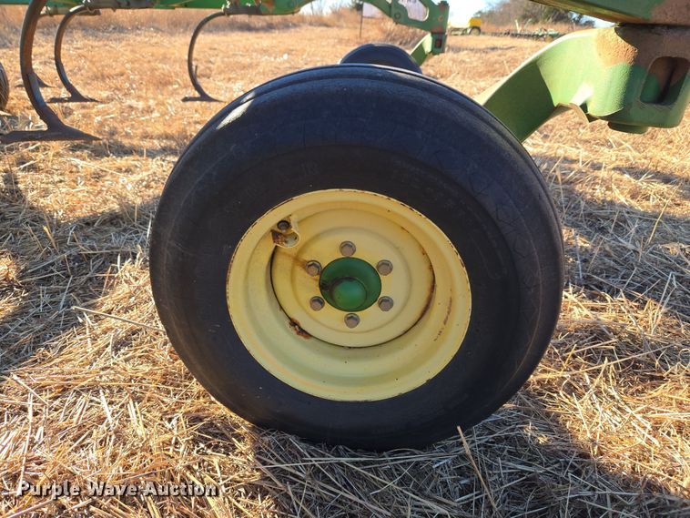 image for item ET1104 John Deere 2410 chisel